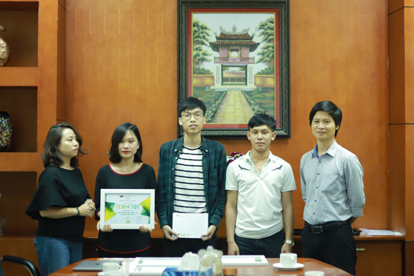 FPT-APTECH-khen-thuong-4-doi-fai-lot-vao-chung-ket-cuoc-thi-lap-trinh-fpt-edu-hackathon-2018
