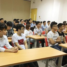 Talkshow “Giải pháp xây dựng phần mềm trong lĩnh vực Ngân hàng” do FPT Aptech kết hợp với Công ty Softmart thu hút hơn 50 sinh viên tham gia