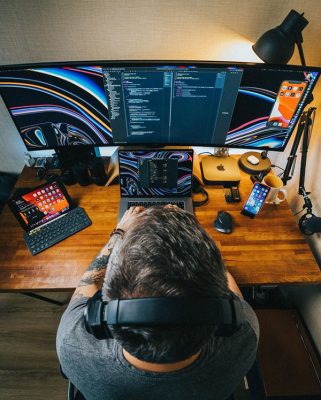 FPT-APTECH-khoe-goc-lam-viec-hi-tech-tai-nha-mua-dich-ke-song-ao-nguoi-thuc-te