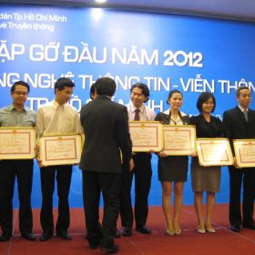 UBND TP.HCM trao tặng Bằng Khen cho FPT-Aptech Vietnam lần thứ 9