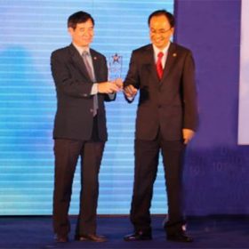 Hiệu trưởng ĐH FPT – chủ tịch FPT-Aptech Việt Nam – nhận giải thưởng CNTT TP HCM