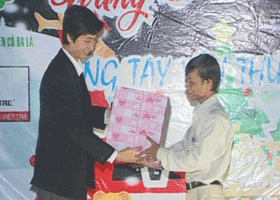 “Giáng sinh đỏ” với những vòng tay yêu thương