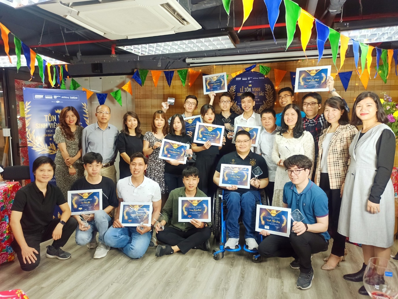 FPT-APTECH-doi-ban-chien-si-nganh-va-giao-vien-cung-nhau-tro-thanh-sinh-vien-lap-trinh-xuat-sac