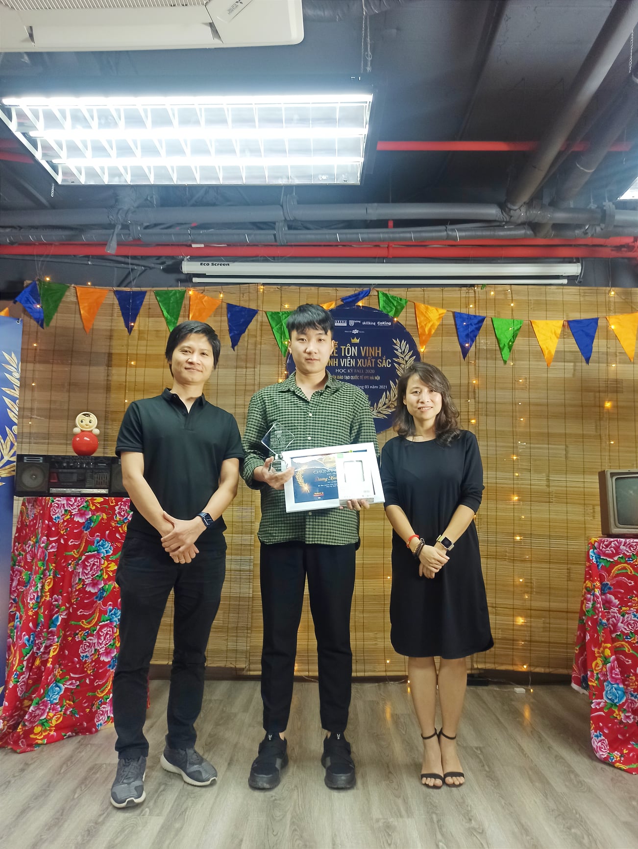 FPT-APTECH-doi-ban-chien-si-nganh-va-giao-vien-cung-nhau-tro-thanh-sinh-vien-lap-trinh-xuat-sac