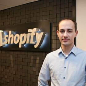 Hai cuốn sách biến một lập trình viên 26 tuổi thành tỷ phú