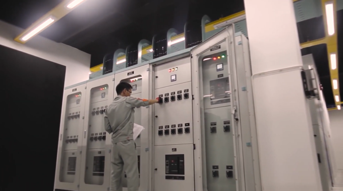 Nhân viên kỹ thuật đang vận hành hệ thống tại trung tâm dữ liệu. Ảnh: Trung tâm dữ liệu FPT Fornix