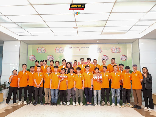 Tập thể lớp T2204M chụp ảnh kỷ niệm nhân ngày khai giảng tại FPT Aptech