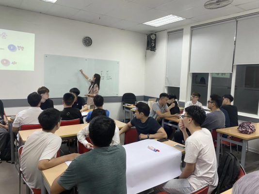 Mở đầu lớp học được chia nhóm ngẫu nhiên để tăng sự gắn kết và tương tác giữa các FATer với nhau. Các nhóm sẽ phải phát huy hết những tính cách, khả năng bản thân để xây dựng teamwork một cách hiệu quả nhất.