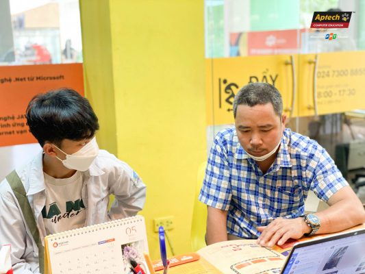 Hữu Hoàng cùng bố tìm hiểu các thông tin chương trình học tại FPT Aptech