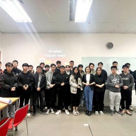 Giờ học kỹ năng mềm thuyết trình chuyên nghiệp dành cho các lập trình viên tương lai T2209A1