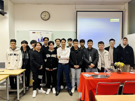 Tập thể lớp T2209M FPT Aptech