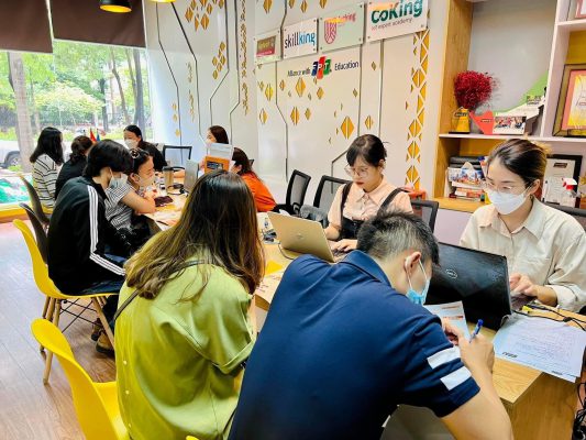 Phu huynh và học sinh đến FPT Aptech