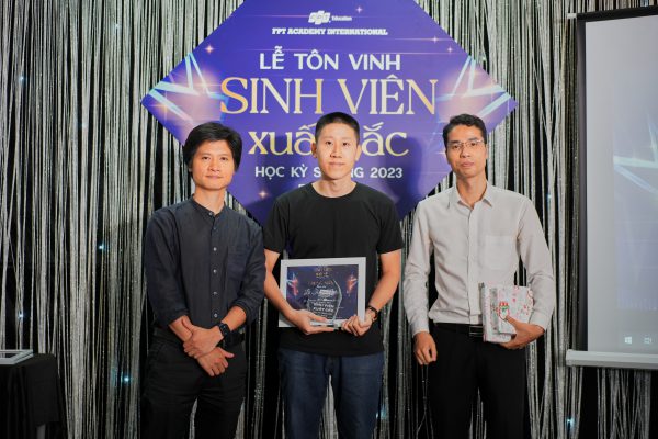 Lã Trọng Nghĩa lên nhận bằng