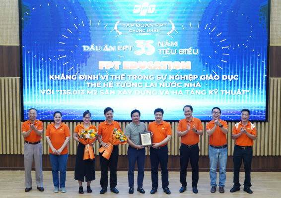 Anh Nguyễn Văn Khoa trao biểu trưng “Dấu ấn FPT 35 năm tiêu biểu” cho tập thể nhà Giáo dục