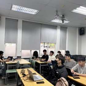 Giờ học kiến tạo sôi động: Sinh viên đối mặt với thử thách truy vấn dữ liệu lớn