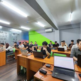 Khám phá công nghệ tương lai: Lớp T3.2403.M1 FPT Aptech học tập thực tiễn với Edunext kết hợp AI