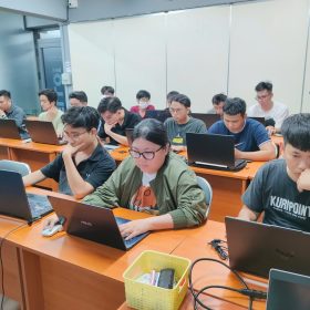 Sinh viên lớp T3.2502.E0 hoàn thành buổi thi kết thúc môn Frontend Web Development with React
