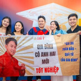 Tốt nghiệp là hành trình của con, nhưng cảm xúc lại là của cả nhà