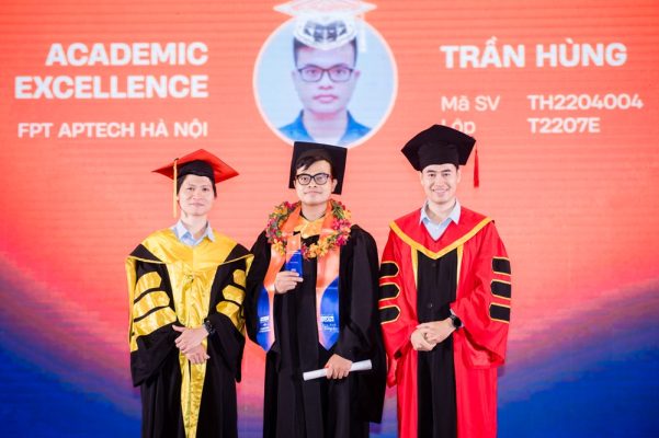 Sinh viên Trần Hùng nhận danh hiệu Best Student tại Lễ tốt nghiệp FPT Aptech năm 2025