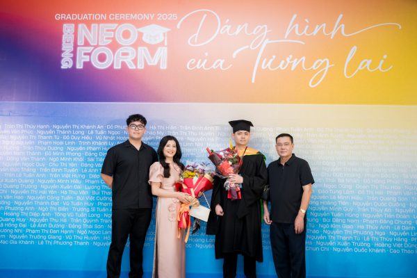 Cô Nguyễn Thị Thanh Hiếu (Mẹ của bạn Vũ Nhật Minh) tại Lễ tốt nghiệp 2025