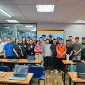 Tân sinh viên lớp T3.2508.E1 bắt đầu hành trình tại FPT Aptech với buổi sinh hoạt định hướng đầu tiên