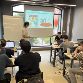 Lớp T2408M thảo luận về thiết kế hệ thống Microservices và demo ứng dụng chat bằng NodeJS