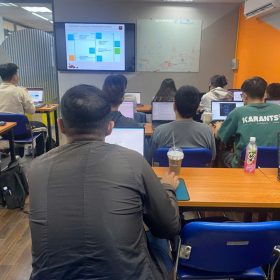 Không khí sôi nổi trong buổi học theo phương pháp “kiến tạo xã hội” của lớp T1.2311.M0