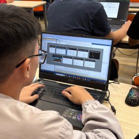 Sinh viên FPT Aptech lớp T2507E hứng khởi trong buổi học môn Cơ sở dữ liệu