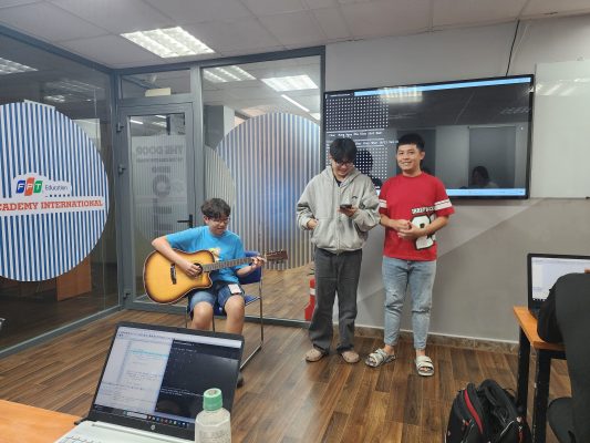 Từ trái qua phải: Thiên Phúc, Mình Trí, Ngọc Trai cùng gửi đến thầy Lê Thành Nhân bài hát Bụi phấn