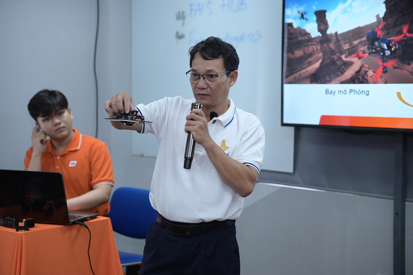 Workshop "Giải mã công nghệ Drone": Khi người học được trực tiếp trải nghiệm công nghệ UAV thực tế