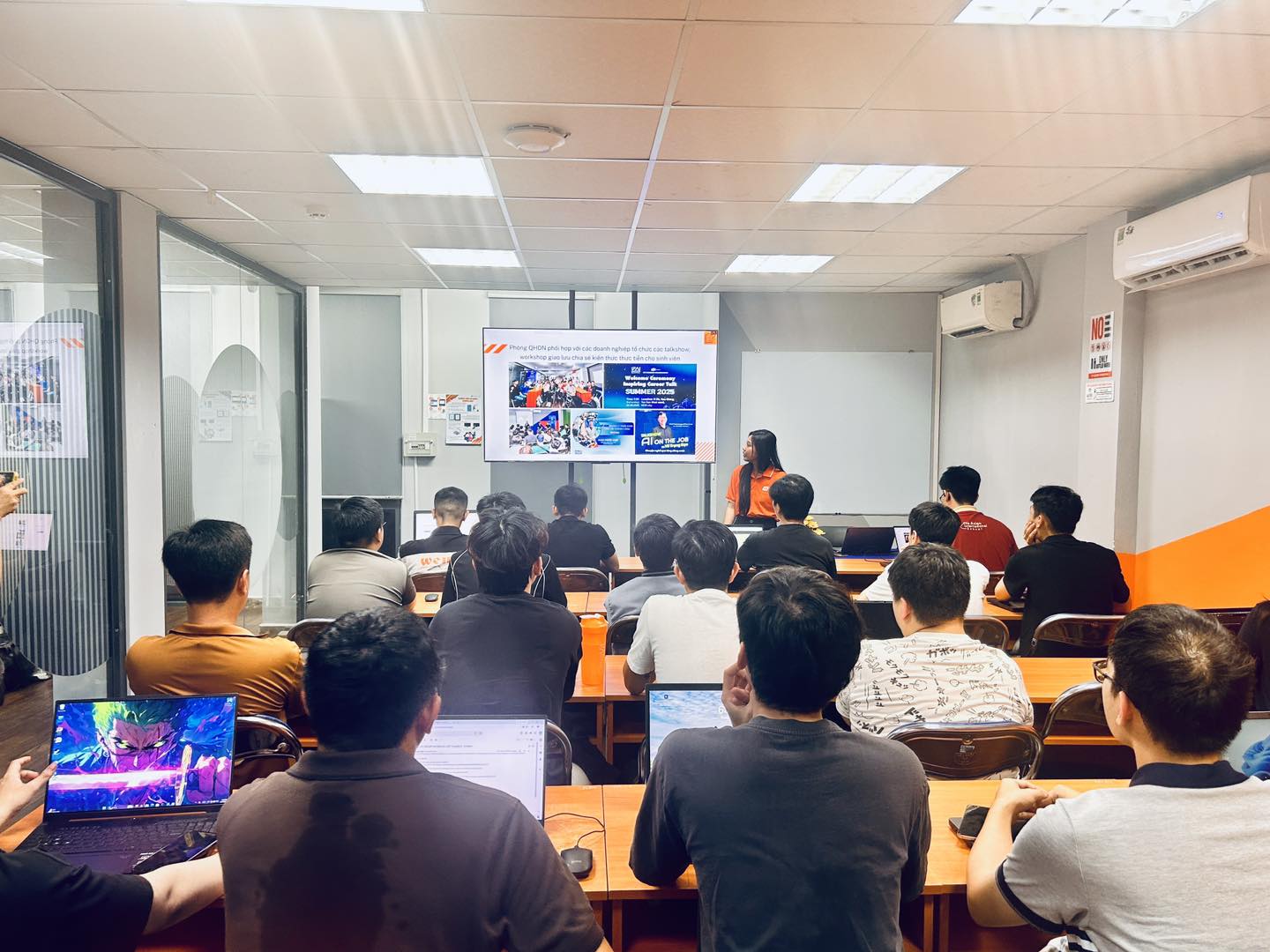 Tân sinh viên giao lưu với các phòng ban về quy định học tập 