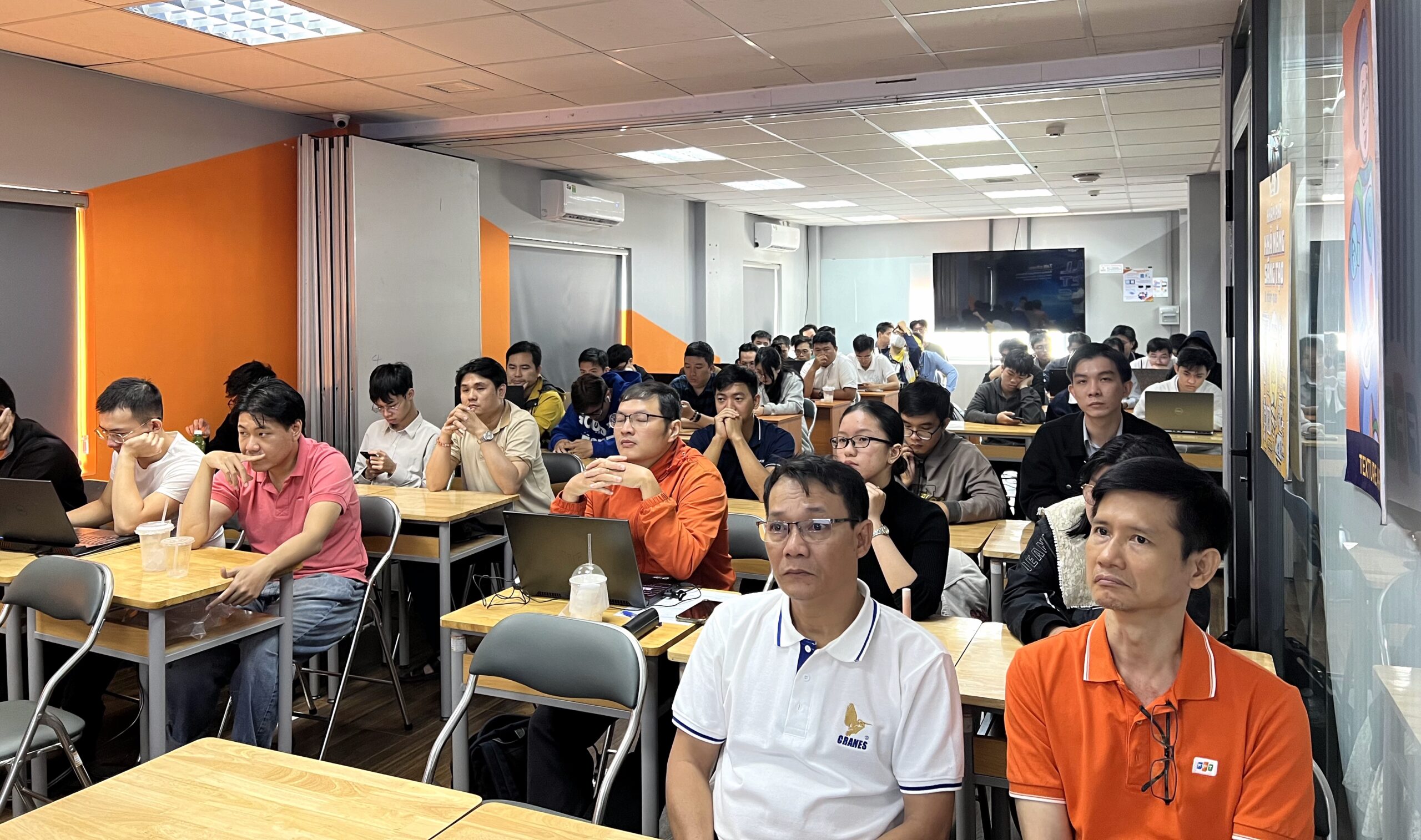 Talkshow “Building Intelligent Systems”: Khám phá cơ hội nghề nghiệp trong kỷ nguyên AI 6 IMG 0215 scaled