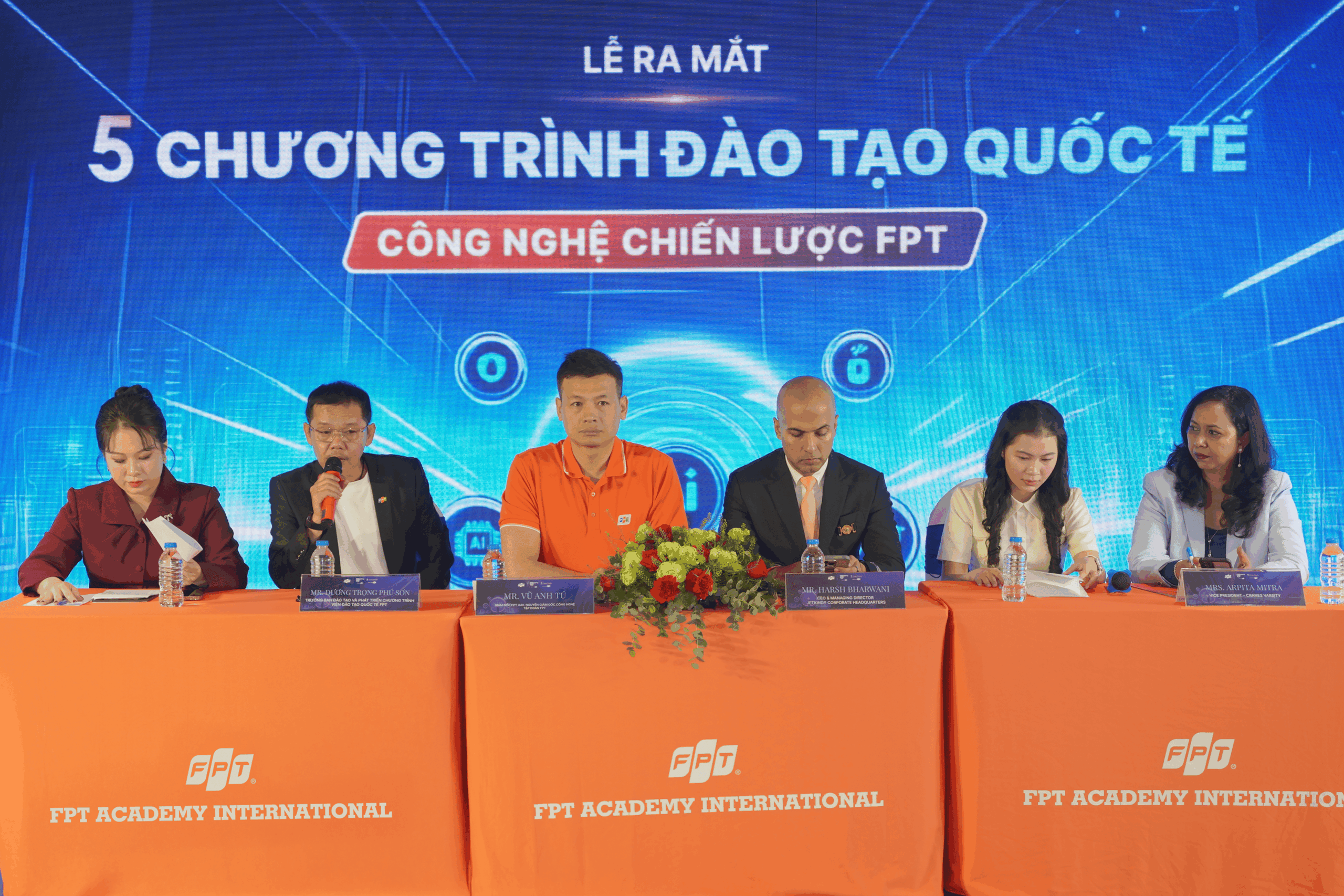 Các chuyên gia chia sẻ tại phiên tọa đàm. 