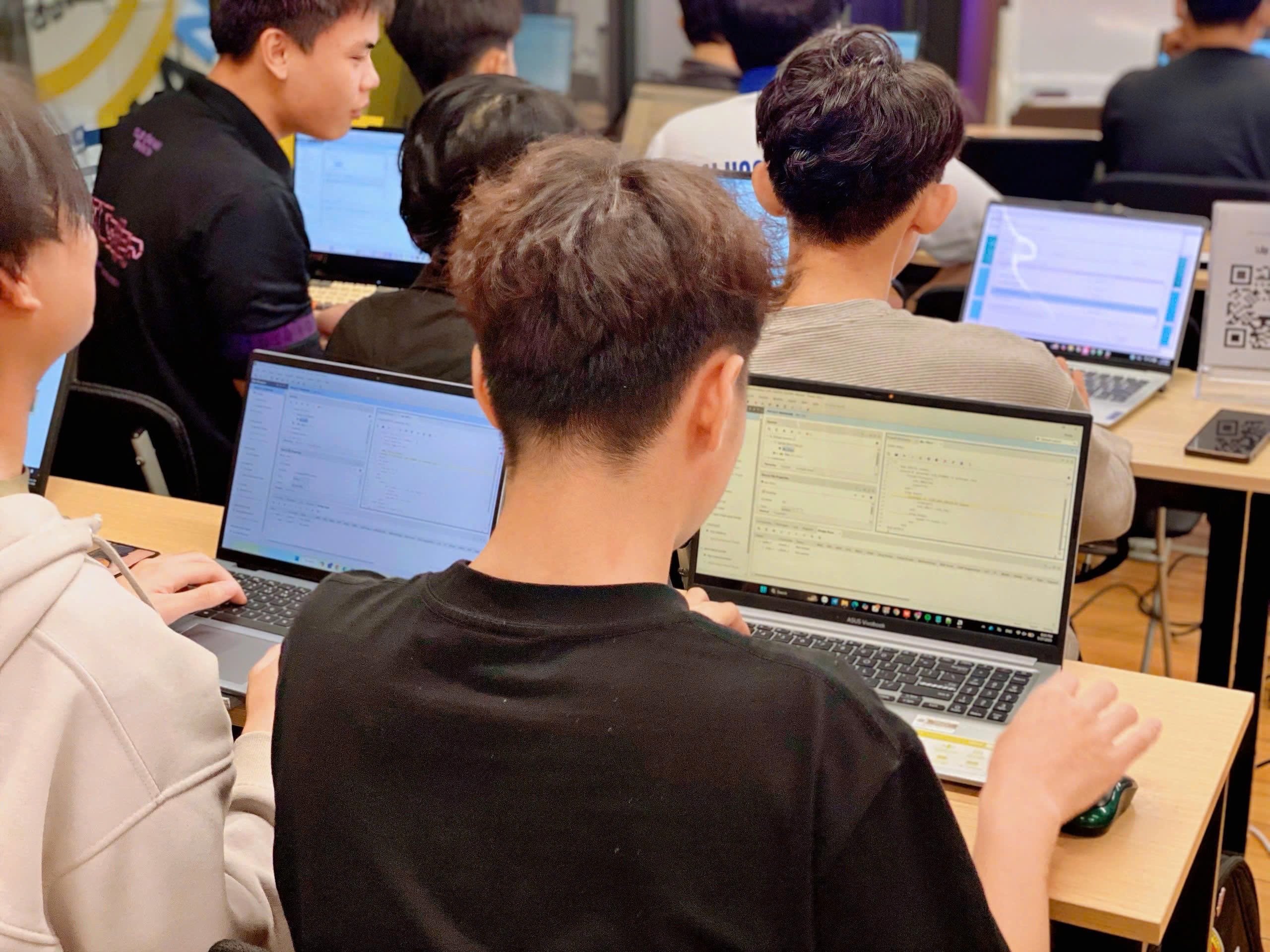 Người tham dự thực hành trực tiếp tại lớp