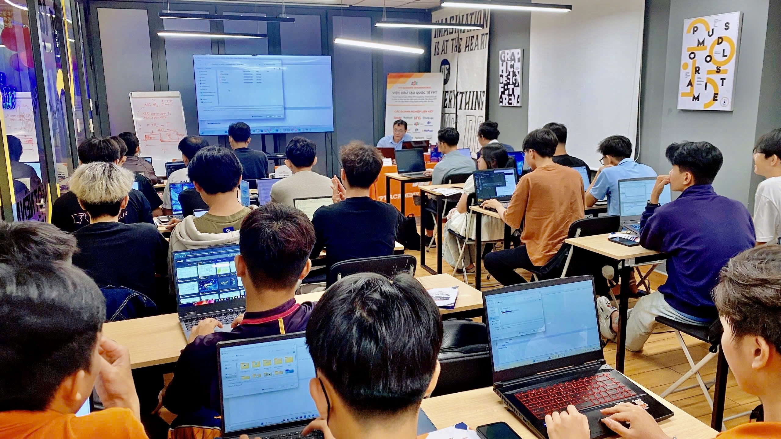 Đông đảm người tham gia tìm hiểu về ngành vi mạch bán dẫn