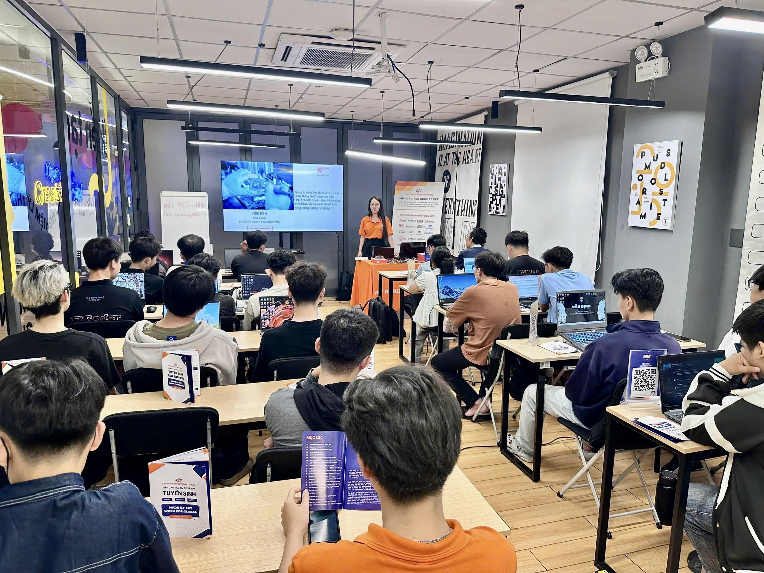 Lớp học thử thiết kế vi mạch bán dẫn đầu tiên tại Cần Thơ thu hút đông đảo bạn trẻ tham gia