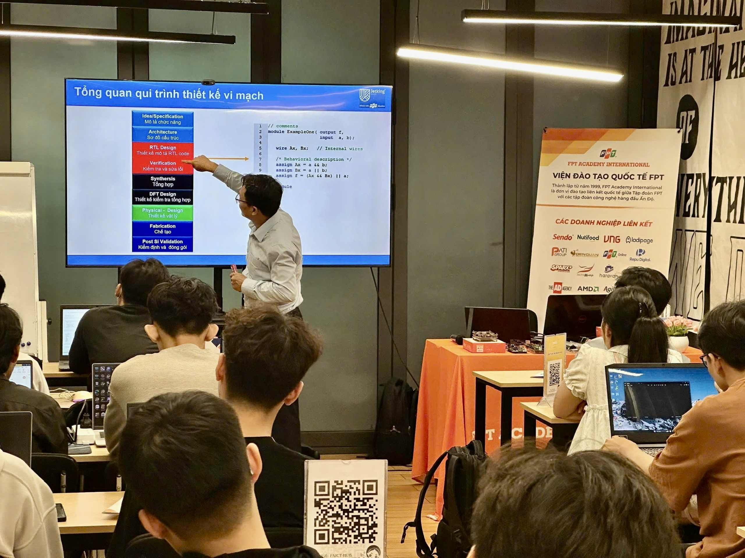 Thầy Trương Huy Hoàng - Giám đốc đào tạo FPT Jetking trong hướng dẫn trong lớp học thử
