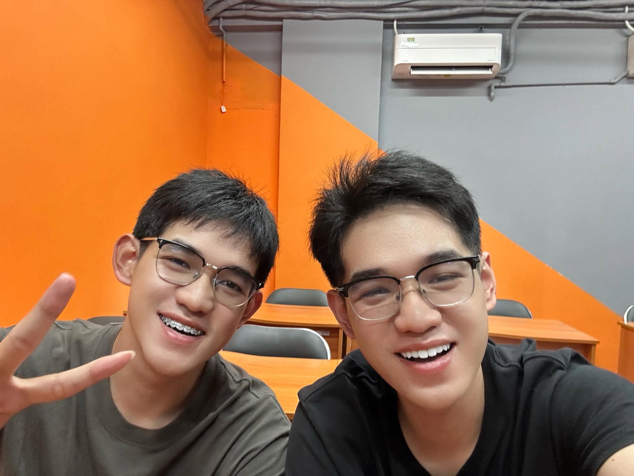 Đan Anh – Đan Em: Cặp anh em sinh đôi cùng theo học FPT Arena Multimedia để phát triển thương hiệu gia đình 4 2 anh em 1