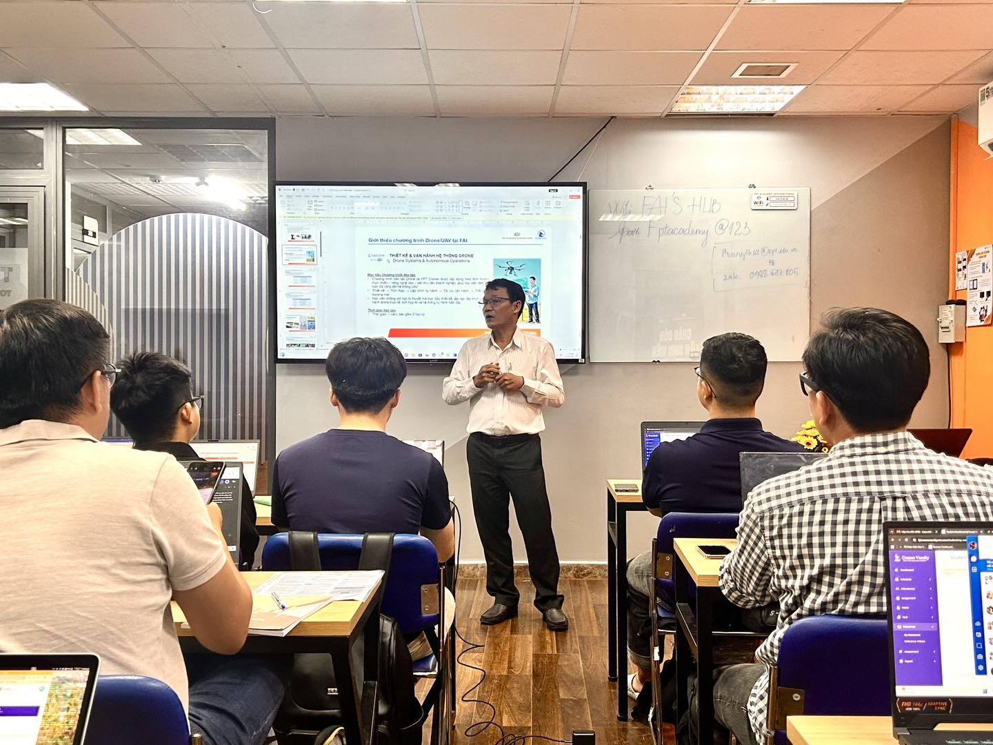 Sinh viên bước vào buổi học đầu tiên cùng thầy Trương Huy Hoàng 