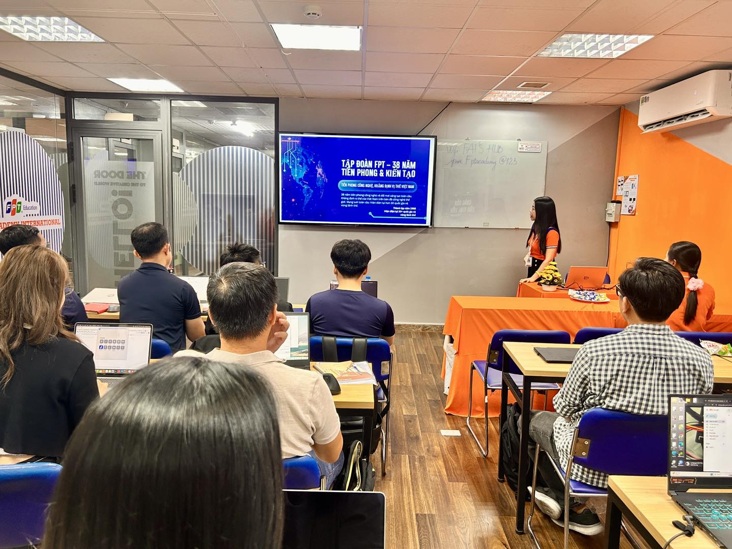 Lễ khai giảng lớp Thiết kế và vận hành hệ thống Drone đầu tiên tại Viện Đào tạo Quốc tế FPT