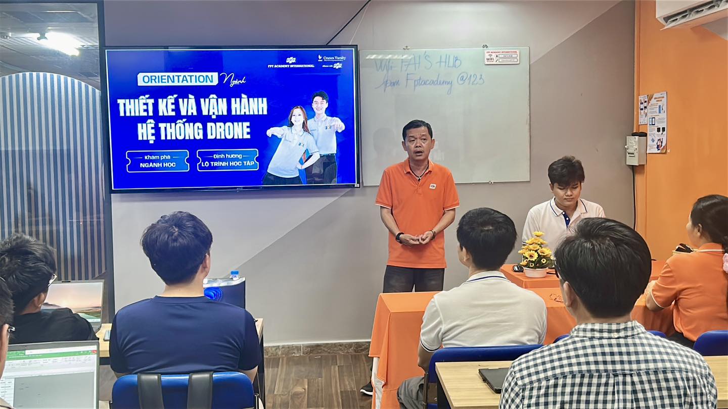 Thầy Dương Trọng Phú Sơn - Trưởng Ban Đào tạo và Phát triển chương trình chia sẻ cùng tân sinh viên
