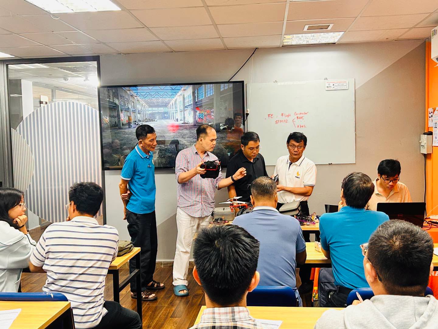 Người tham dự thích thú trải nghiệm bay Drone thực tế