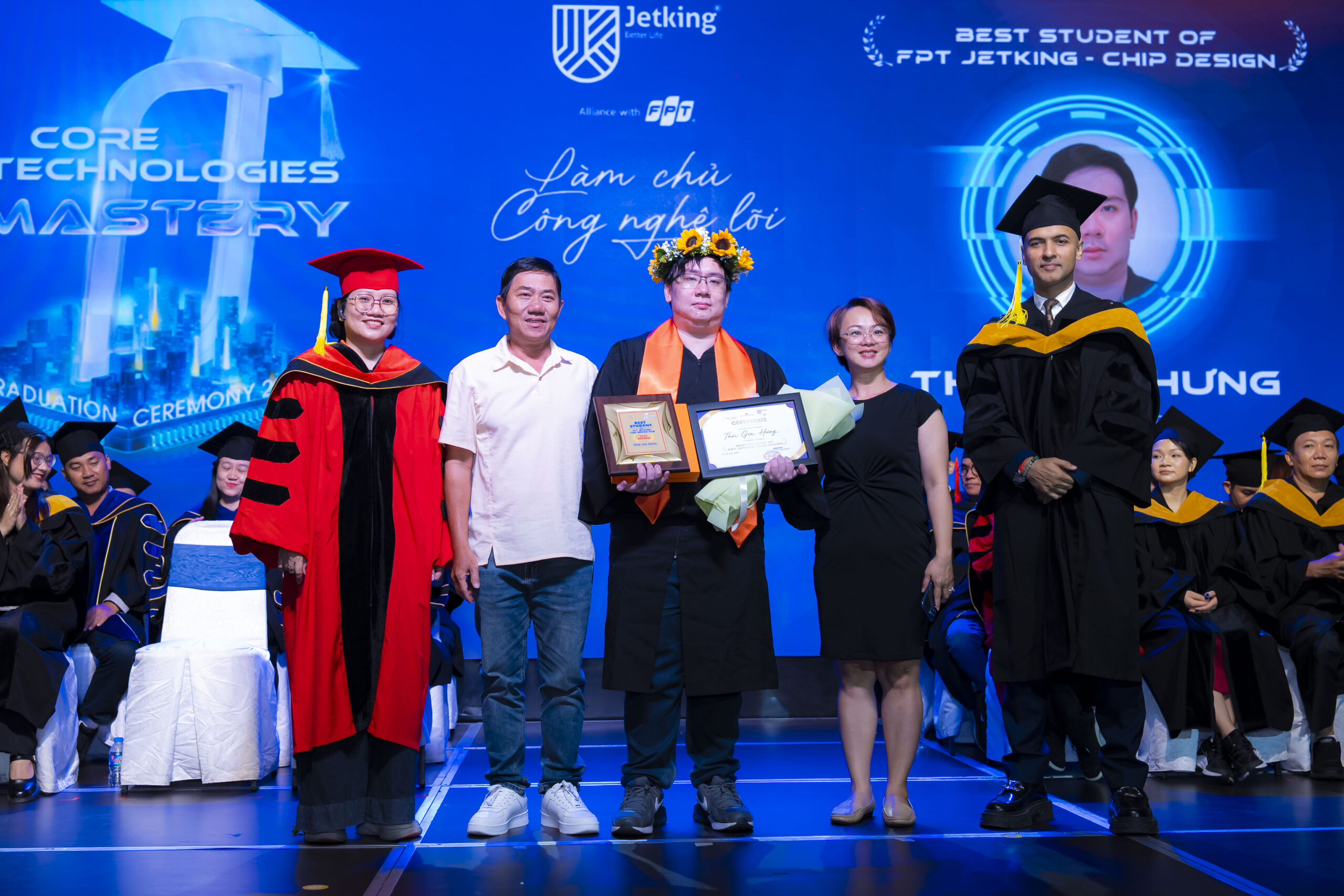 Thủ khoa Thái Gia Hưng cùng gia đình tại lễ tốt nghiệp 2026