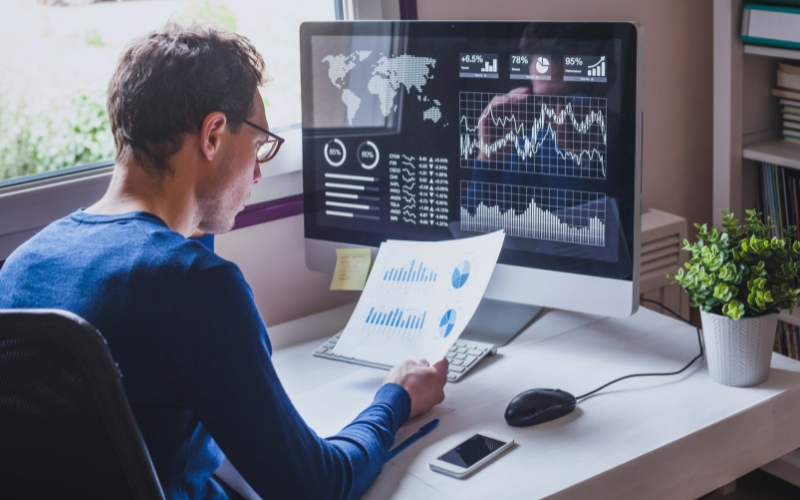 Các vị trí trong Fintech bao gồm phát triển phần mềm, phân tích dữ liệu, blockchain, an ninh mạng và quản lý sản phẩm tài chính số.