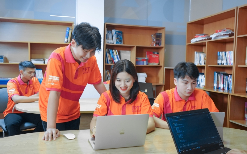 Học lập trình để làm gì? Lợi ích, ứng dụng và cơ hội nghề nghiệp 10 Chương trình Full-Stack tại FPT Aptech tích hợp AI, thực hành chuyên sâu và cấp chứng chỉ quốc tế có giá trị toàn cầu.
