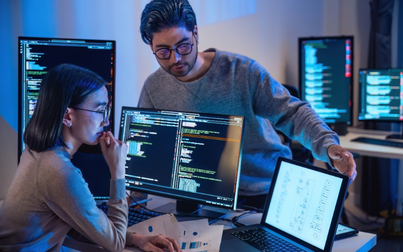 Học lập trình để làm gì? Lợi ích, ứng dụng và cơ hội nghề nghiệp 8 DevOps Engineer kết nối phát triển và vận hành, tự động hóa quy trình để đưa sản phẩm đến tay khách hàng nhanh và ổn định.