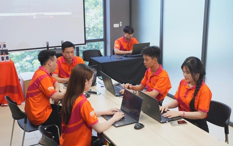 Lập trình app là gì? Lộ trình học lập trình ứng dụng từ A-Z 12 Người học cần chọn đúng hướng, học chắc kiến thức cơ bản và duy trì thực hành đều đặn khi học lập trình app.