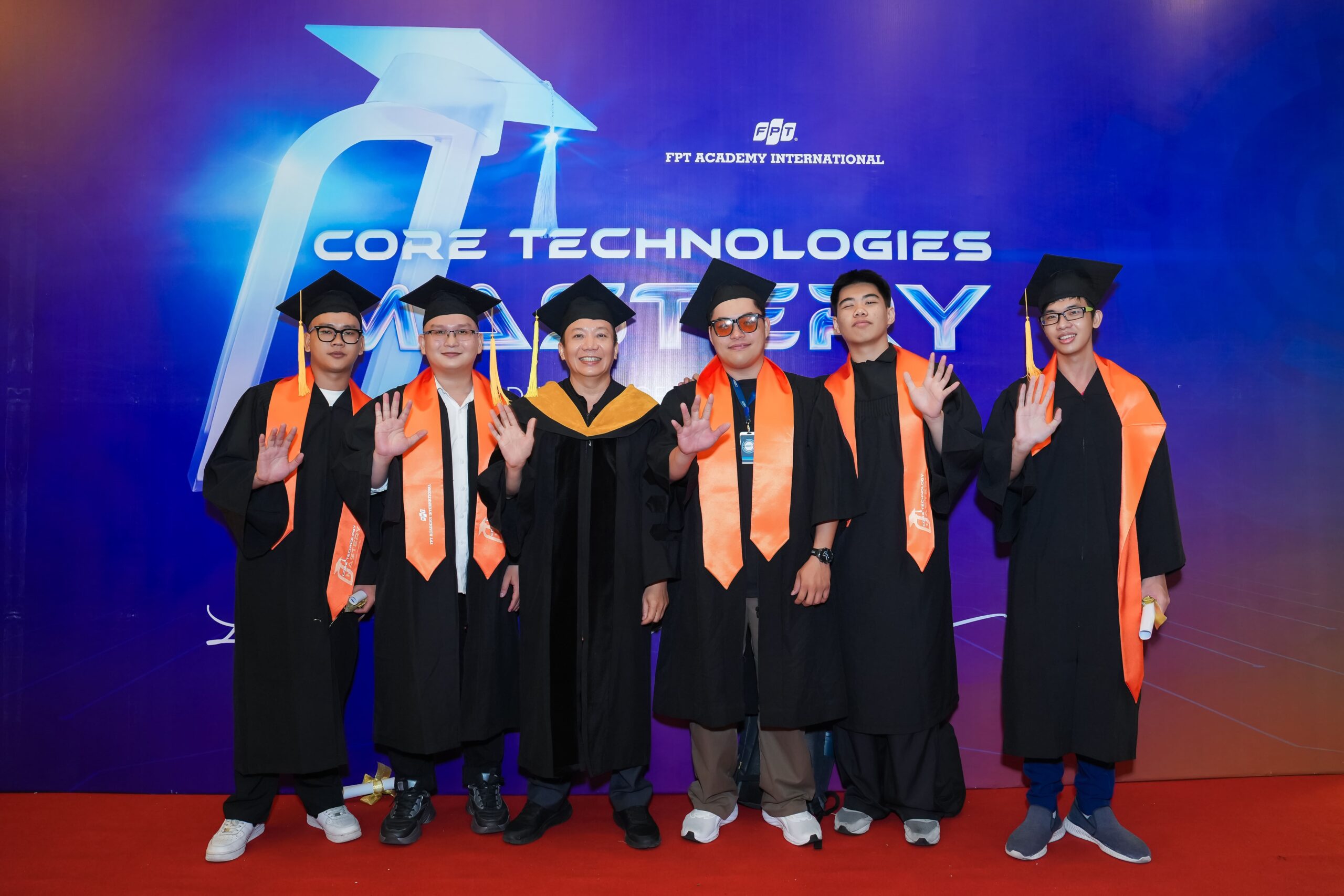 Tân khoa Nguyễn Minh Hoàng va fcác bạn chụp ảnh lưu niệm cùng Giám đốc đào tạo FPT Aptech