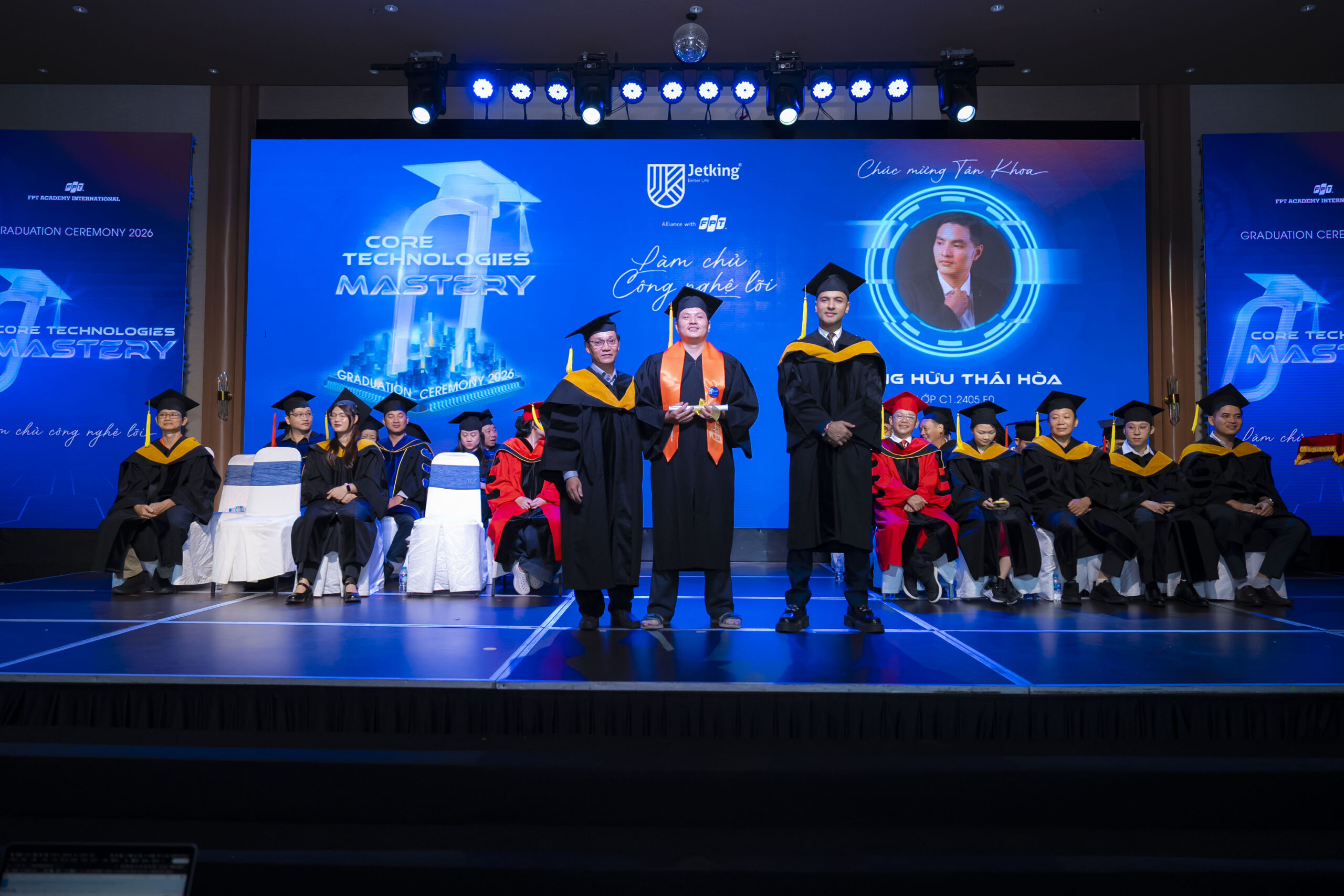 Tân khoa Đặng Hữu Thái Hoà rẽ hướng táo bạo với ngành vi mạch