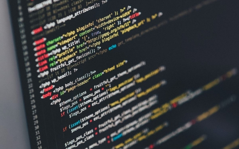 C/C++ là ngôn ngữ nền tảng trong nhúng ô tô, giúp lập trình và tối ưu hệ thống phần cứng.